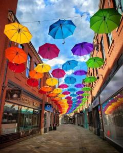 Pelton1 Grange Street的挂在街上的一束伞