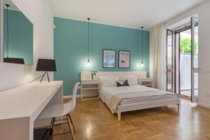 卡利亚里丽贝提科斯旅馆的一间卧室设有一张床和蓝色的墙壁