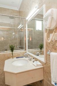 戈马Cap Kivu Hôtel的一间带水槽和大镜子的浴室