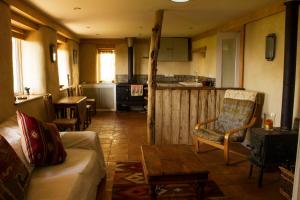 巴斯帕斯维斯海滩小木屋的客厅配有沙发和桌子