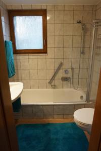 毛尔布龙Ferienwohnung grüne Oase的带浴缸、卫生间和盥洗盆的浴室