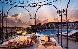 塔尔奎尼亚瓦莱德尔玛塔度假别墅酒店的别墅 - 带游泳池和2杯葡萄酒
