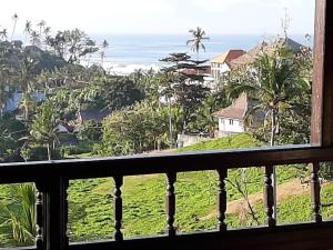 塞莱马德加Istana Balian - Boutique Hotel Resort的阳台享有海景。