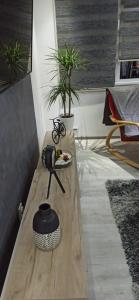 尼什Lux Apartment 7, free parking的植物间里的木制咖啡桌