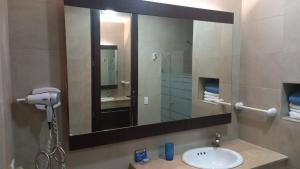 通苏帕Makana Tonsupa - Suites Familiares 311 y 421 - Deluxe Suites的一间带水槽和大镜子的浴室