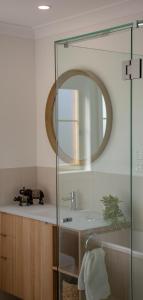 巴拉腊特Ballarat CBD Accommodation 2 Bd Townhouse Talbot Terrace的一间带水槽和镜子的浴室