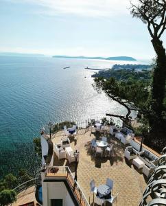 伊斯基亚L'Incanto Suites Ischia的从大楼内可欣赏到海景