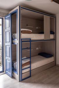 圣地亚哥－德孔波斯特拉Santiago KM-0的带一张双层床和一扇门的房间