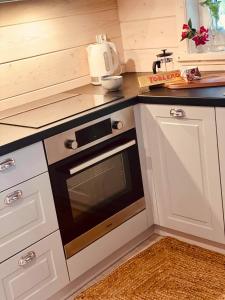 比斯库佩茨Dom z bala的厨房配有黑烤箱和白色橱柜。