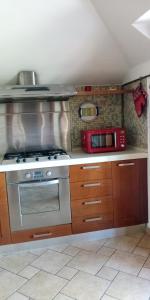 特拉莫La Casetta sul Camposcuola的厨房配有炉灶和微波炉。