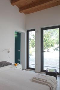 蒙塔莱格罗Agriturismo Casebianche的一间卧室设有一张床和一个大窗户