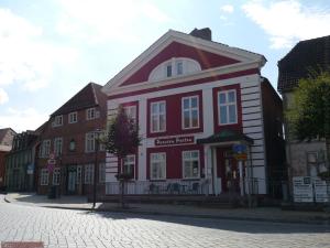 Schönberg帕松佩奥酒店的城市街道上的一座红白色建筑