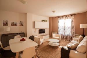 埃尔巴科-德阿维拉Apartamento Tremedal的客厅配有沙发和桌子