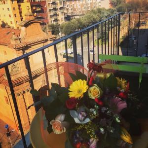 博洛尼亚Stayinbologna 3的花瓶坐在阳台上的桌子上