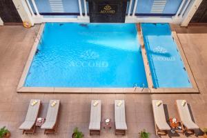蓬蒂切里雅阁普度切里酒店的享有带躺椅和躺椅的大型游泳池的顶部景致