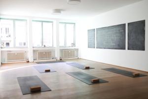 科隆Apartment in der Yogaschule的一间房间,地板上设有8个瑜伽垫