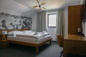 瓦尔卡Apartmány GOLF&SKI的一间卧室配有一张壁画床