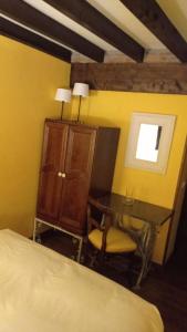 巴尔塞那马约尔Posada Reserva Verde的一间卧室配有一张床、一张桌子和一把椅子