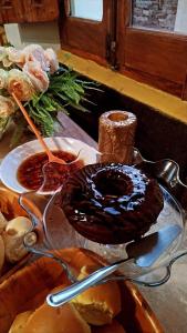 圣安娜-利弗拉门图Hotel Castelo的一张桌子上放着一盘巧克力酱