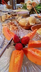 圣安娜-利弗拉门图Hotel Castelo的一张桌子上面有很多不同类型的水果
