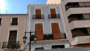 库列拉Blaucel Cafè i Habitacions的旁边带阳台的建筑