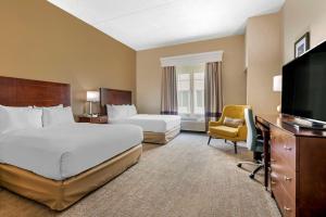 奥兰多Comfort Suites Near Universal Orlando Resort的酒店客房设有两张床和一台平面电视。
