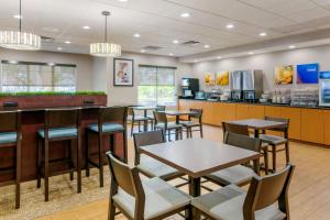 Comfort Suites Near Universal Orlando Resort餐厅或其他用餐的地方
