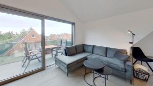 诺德奈Haus Kleemann K4的带沙发和大窗户的客厅