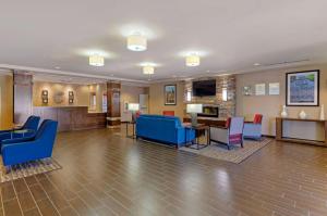 林奇堡Comfort Inn & Suites Lynchburg Airport - University Area的医院的大厅,里面摆放着蓝色的椅子和桌子