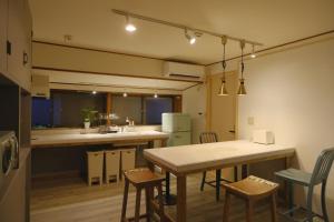 Kurita1日1組限定 プライベート空間 古民家貸切コテージとけい的一间厨房,里面配有桌椅