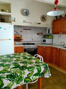 CamarasaCa la Magda的厨房配有桌子和白色冰箱。