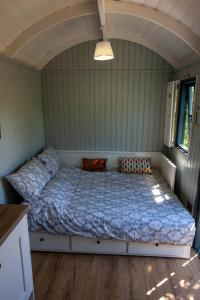 Lilac Hut Shepherds Hut客房内的一张或多张床位