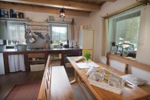 赫拉布斯CHATAUDEDKA sk的厨房配有木桌和冰箱。