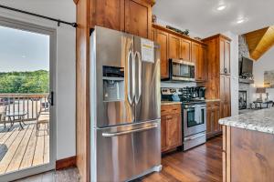 布兰森Rockwood Lake Lodge home的带甲板的厨房内的不锈钢冰箱