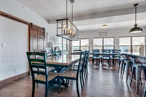 布兰森Rockwood Lake Lodge home的一间带长桌和椅子的用餐室