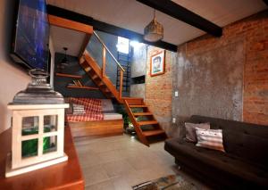 楚伊Pura vida的带沙发和楼梯的客厅