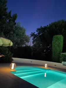 伊斯内斯Wisteria的夜间游泳池,灯光照亮