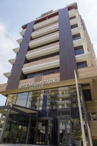 巴库Premium Park Hotel Baku的带有读取程序公园标志的建筑物