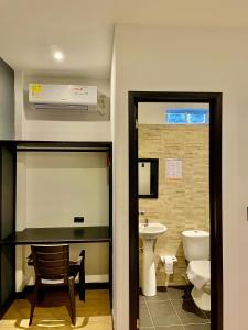 莱蒂西亚ZUGI INN HOTEL的一间带水槽和卫生间的浴室