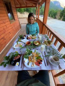 瓦勒博内Bujtina Malaj的坐在餐桌旁的女孩,配上食物盘