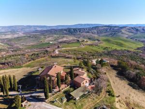 Campiglia dʼOrciaAz.Agr. Il Cavalleggero的山丘上房屋的空中景致