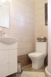 阿里拉斯Ayerina First floor Apartment的浴室配有白色卫生间和盥洗盆。