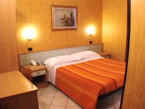 Bussoleno伊索拉贝拉酒店的酒店客房配有一张床和电话