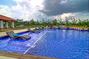比亚维森西奥布里赞塔坎培斯特酒店的度假村内带椅子的大型游泳池