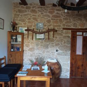 Peñarroya de TastavinsMasia Del Aragones的一间设有桌子和石墙的房间