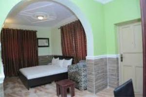 JabiRoom in Guest room - Dilida Guest Suites-standard的一间卧室配有一张床、一张沙发和一把椅子