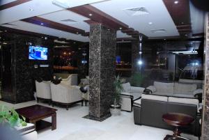 海塞卜迪万阿尔阿米尔酒店的大楼内一个带沙发和电视的大堂
