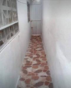 卡塔赫纳apartaestudio independiente en Manga, Cartagena的走廊上设有石材地板