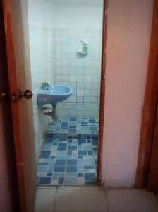 卡塔赫纳apartaestudio independiente en Manga, Cartagena的浴室铺有蓝色瓷砖地板,配有蓝色水槽。