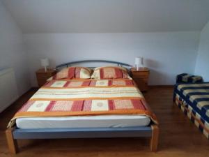 斯祖贝莱克Ubytovanie u Lenky的一间卧室配有一张带2个床头柜的大床